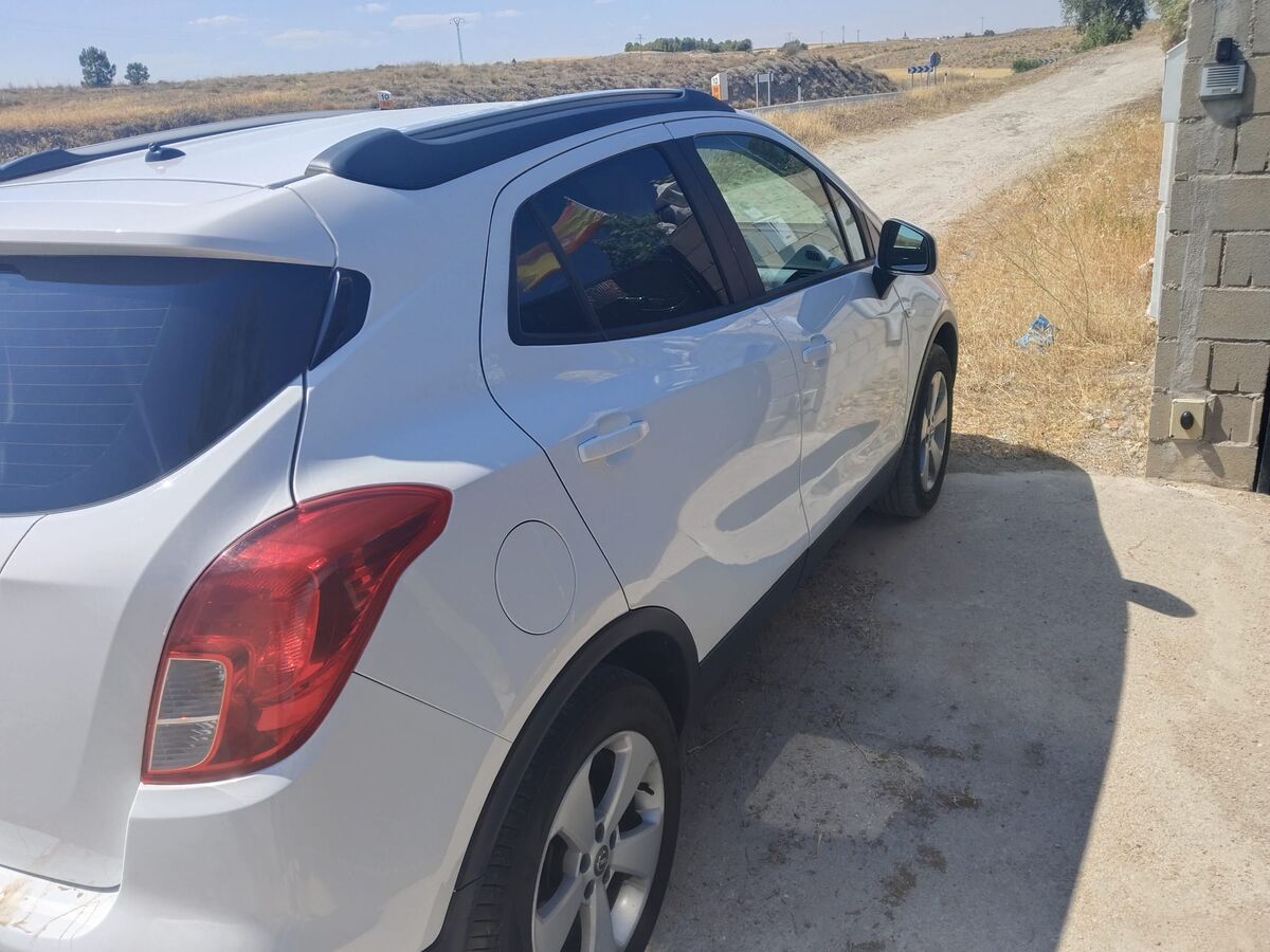 Coche familiar y nuevo bonito