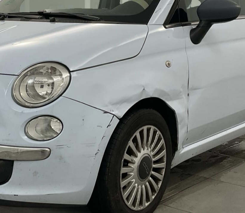 El coche solo tiene la chapa mal. Todo funcionando perfecto