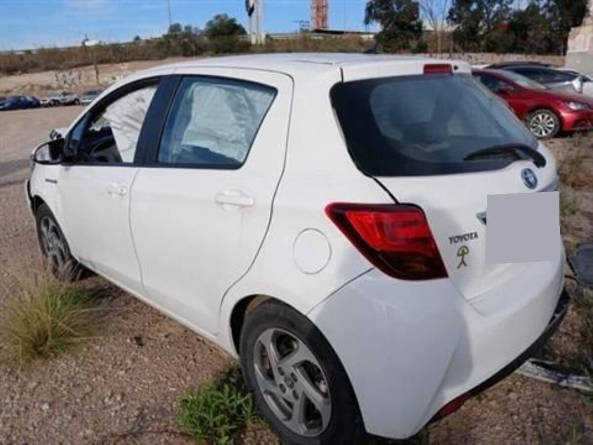 vehiculo Toyota Yaris 1.5 Hibrido año 2016