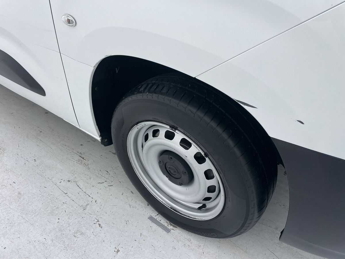 Miniatura Opel Combo 2022 3P. Furgón 1.5D 100 cv. -Av. Motor- 7.500€ 8