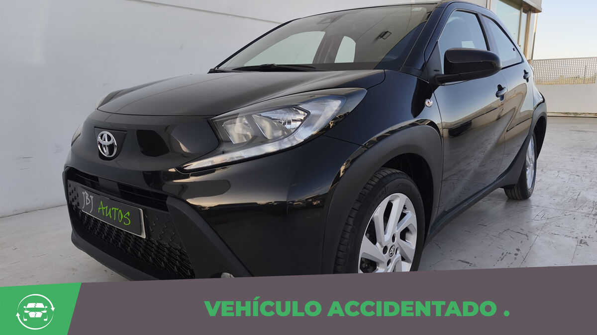 XCross 5P. 1.0 VVT-I Play -Golpe Lat.- 10.500€