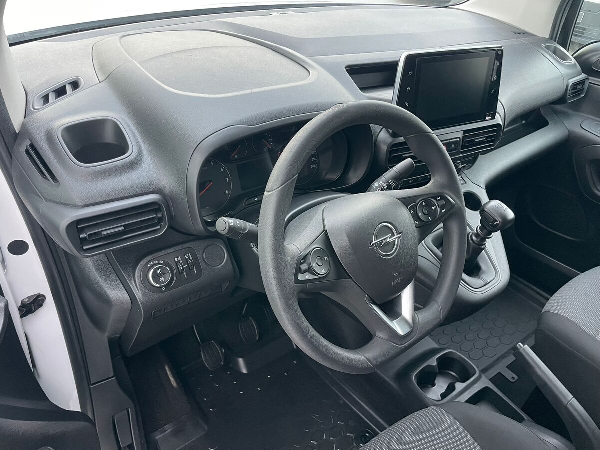 Miniatura Opel Combo 2022 3P. Furgón 1.5D 100 cv. -Av. Motor- 7.500€ 10