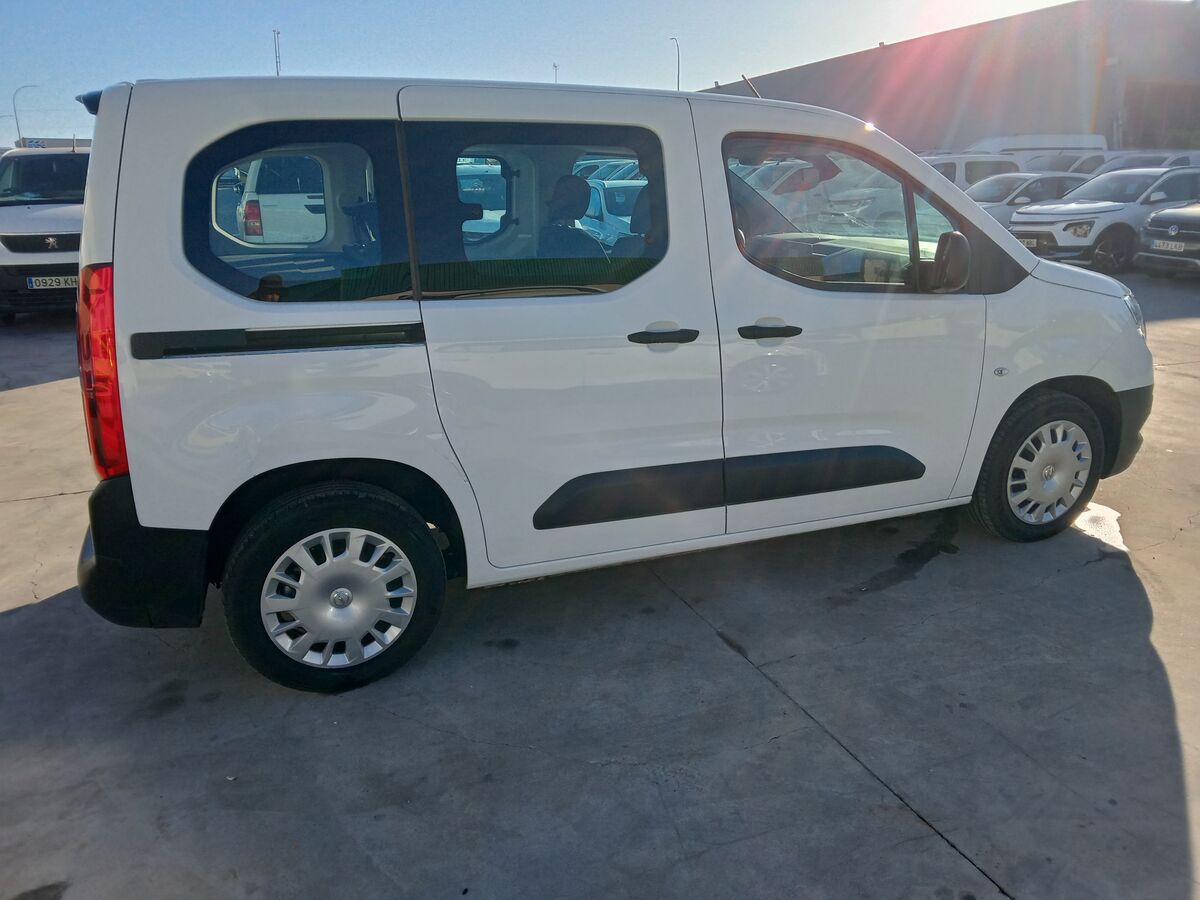 Miniatura Opel Combo 2022 1.5D 100CV 8