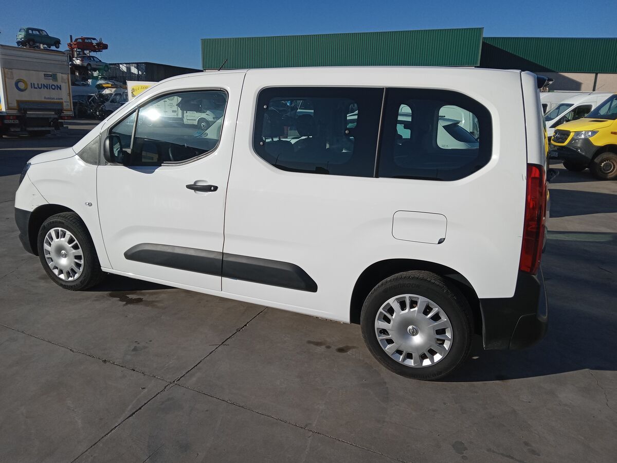 Miniatura Opel Combo 2022 1.5D 100CV 6