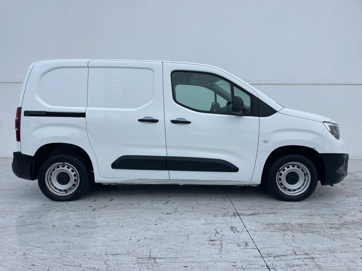 Miniatura Opel Combo 2022 3P. Furgón 1.5D 100 cv. -Av. Motor- 7.500€ 5