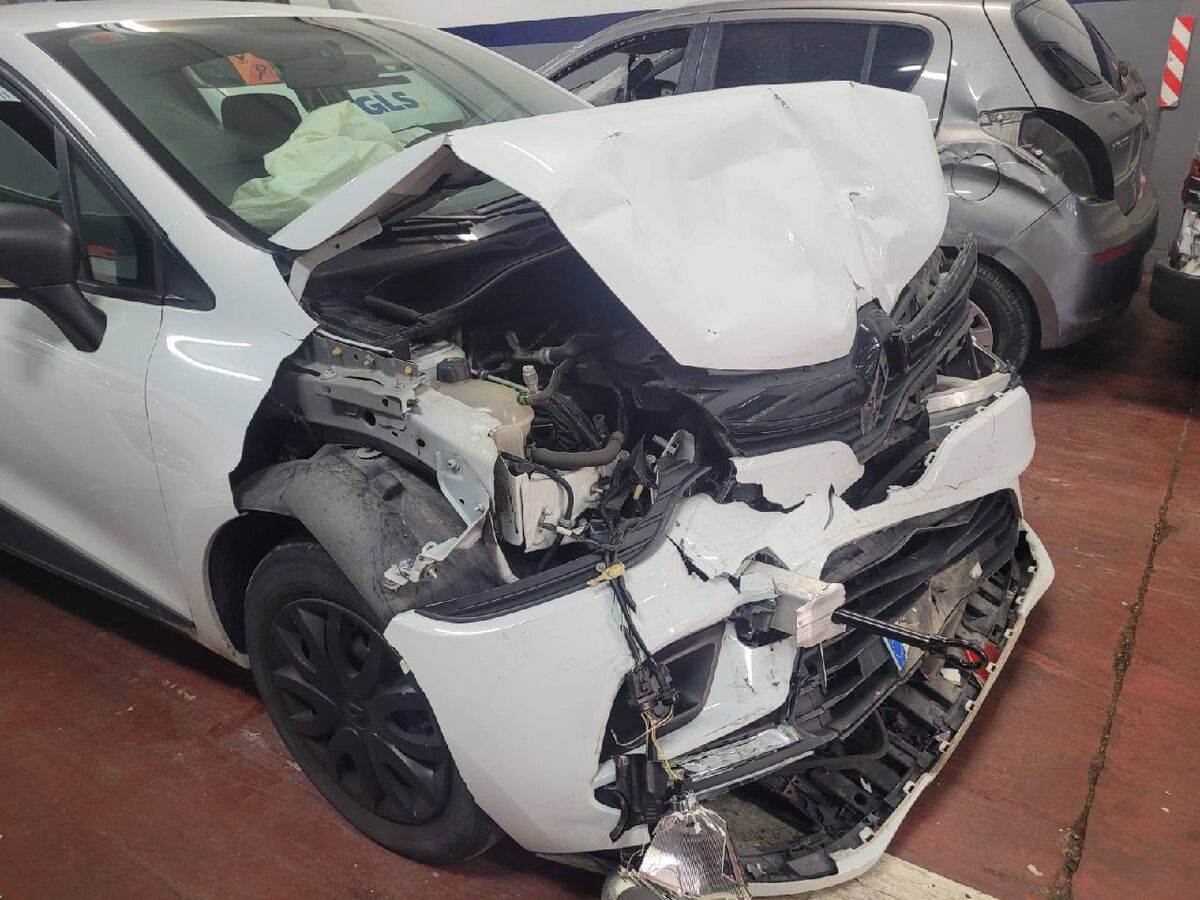 Miniatura Renault Clio 2019 RENAULT CLIO 06/2019 CON GOLPE 2.600€ 2