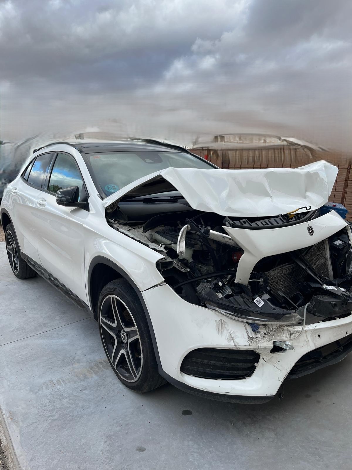 Mercedes GLA 180 AMG Line - 2019 - golpe frontal