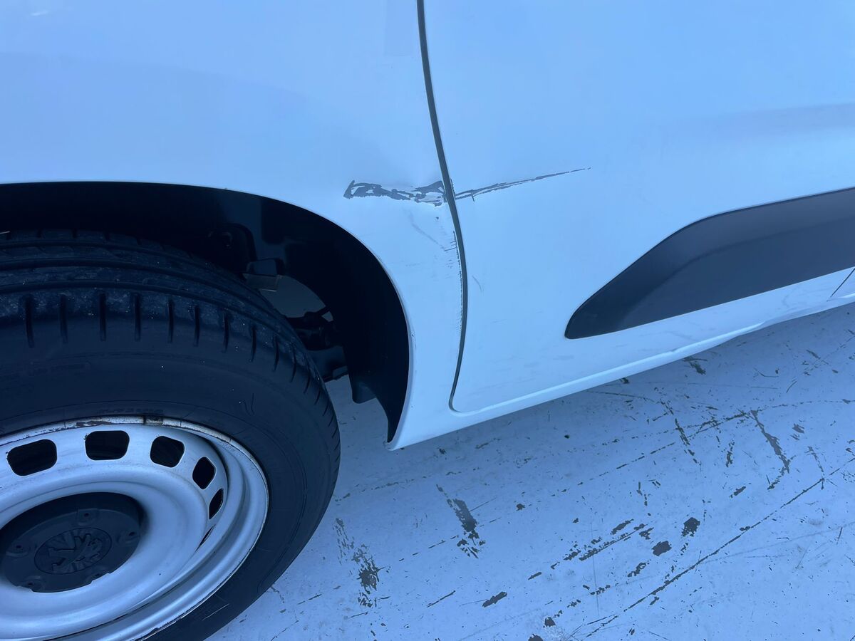 Miniatura Peugeot Partner 2021 BlueHDi 100 cv. -Motor averiado- 7.500€ 9